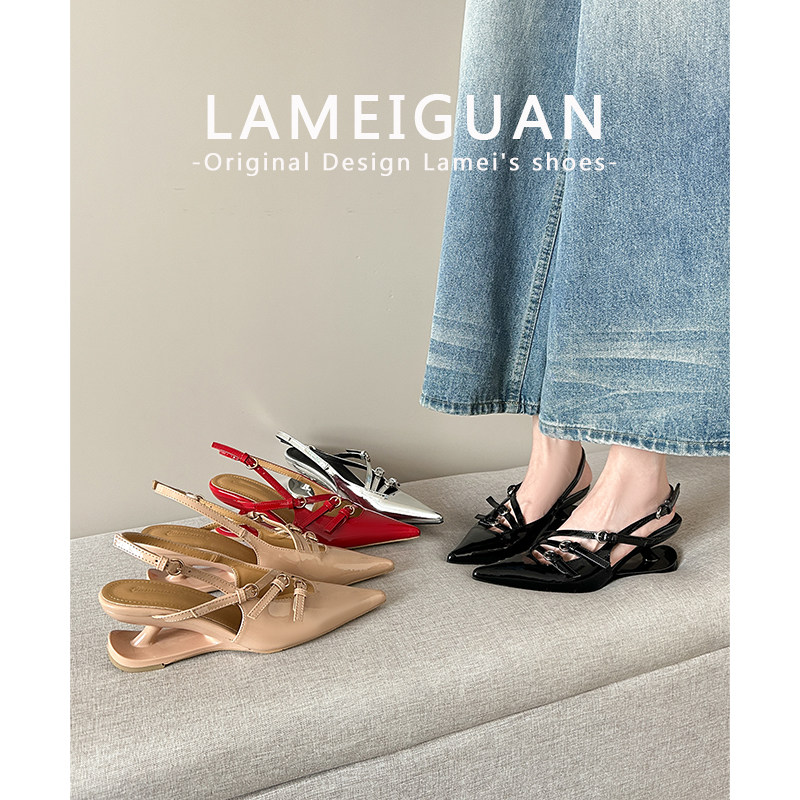 法式罗马扣带镂空坡跟凉鞋女2026春季新款黑色浅口尖头后空高跟鞋