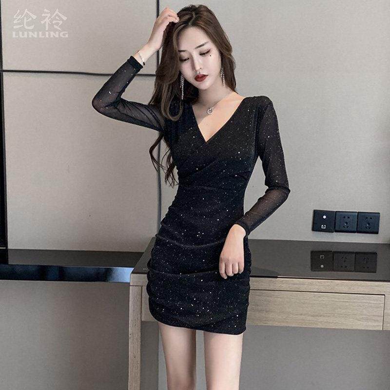 适合春秋季女性的下装，小腰，显瘦，性感，苗条性感的黑色V领搭