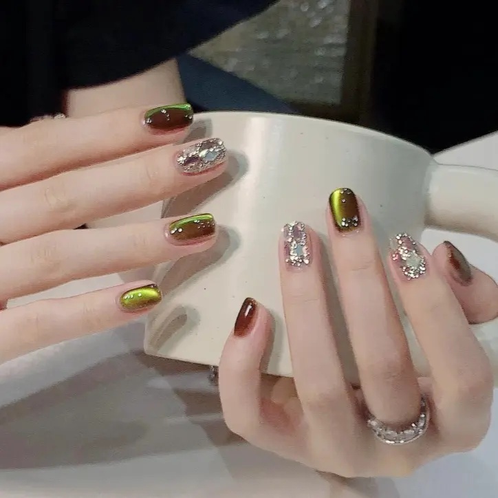 【璀璨秘境玻璃珠猫眼短中款纯手工绿色美甲小众显白学生党穿戴甲