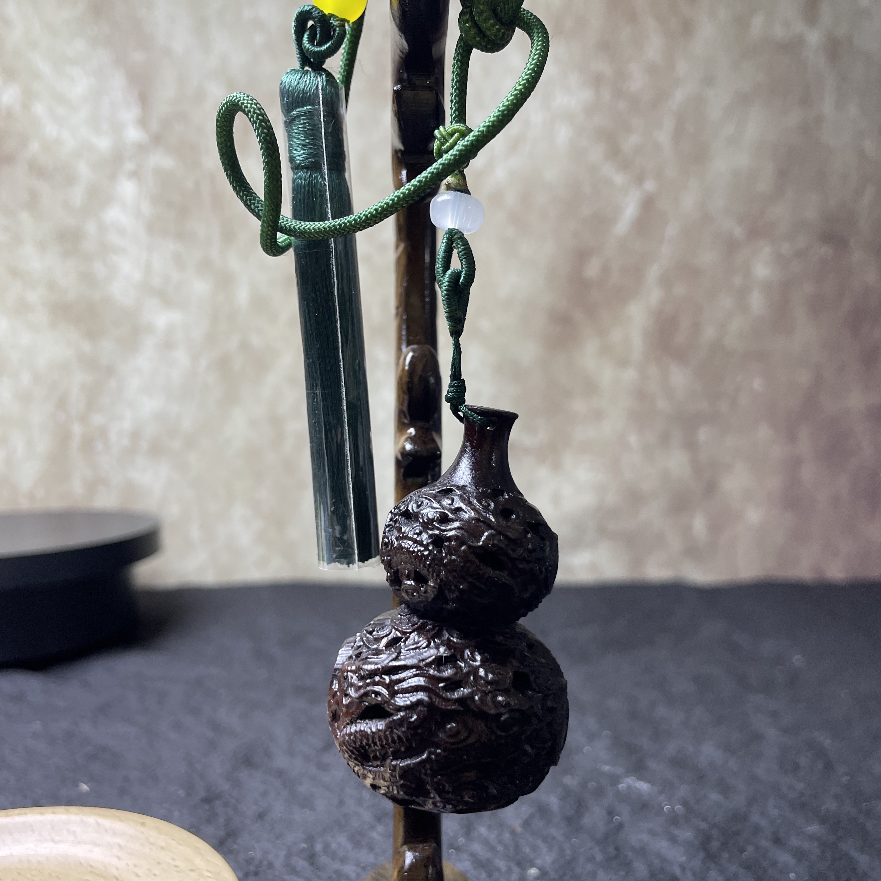 紫檀雕刻盘龙平安葫芦手把件