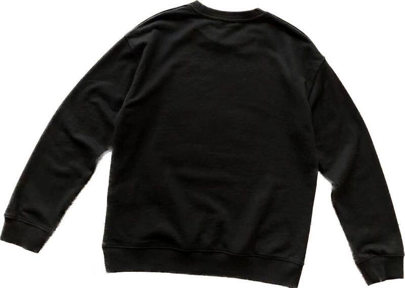 왼쪽 가슴에 빨간색과 흰색 작은 라벨이 있는 삼색 스웻셔츠 324040262