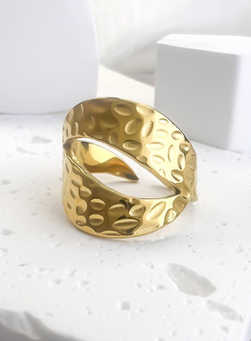 2025年新款几何艺术不锈钢情侣油压戒指宽面抛光18k镀金时尚配饰