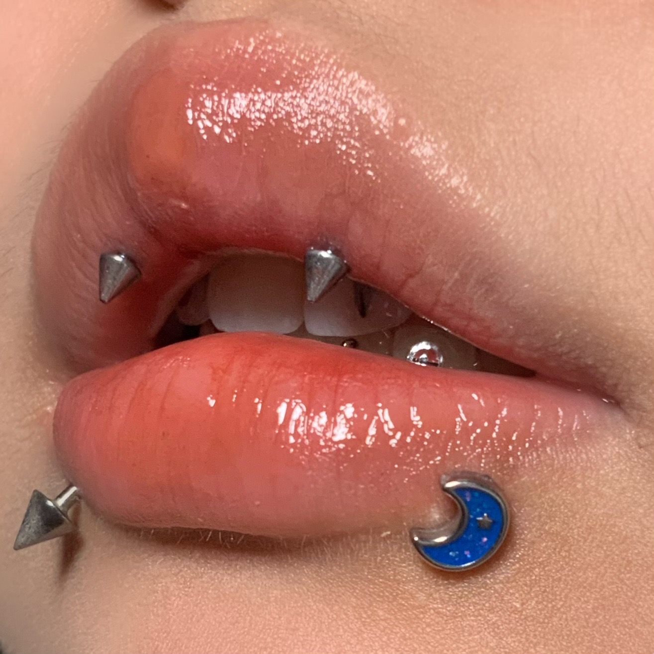 墨刺研究室 月亮唇钉闪粉内牙1.0耳骨钉滴油可爱甜美ins穿刺饰品