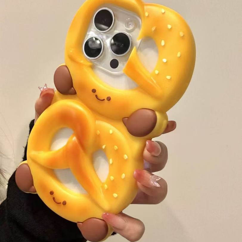 韩系ins风卡通可爱立体镂空碱水面包表情适用于iPhone16promax手机壳15pro新款14苹果13pro手机壳创意保护套