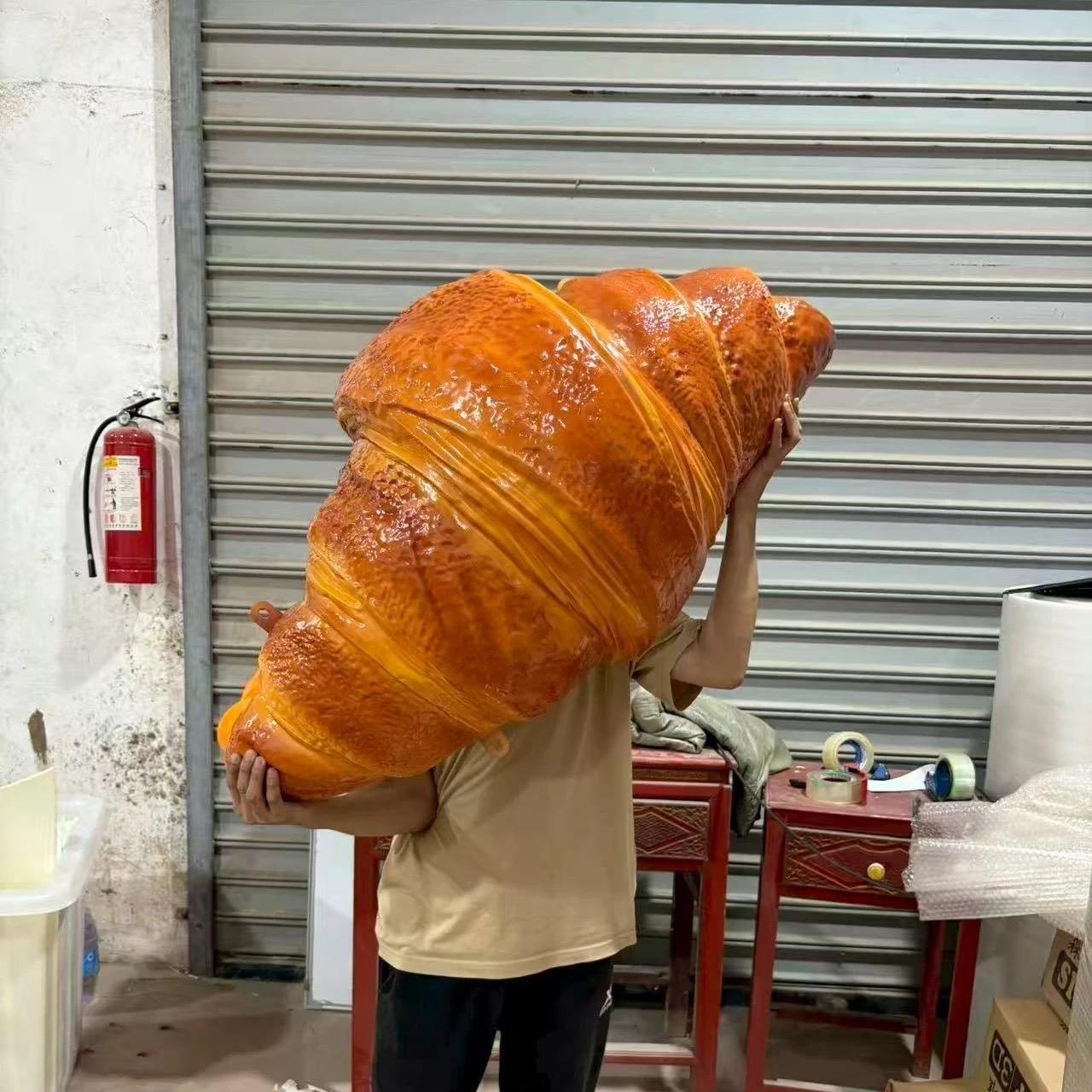 仿真可颂牛角包面包模型发光雕塑