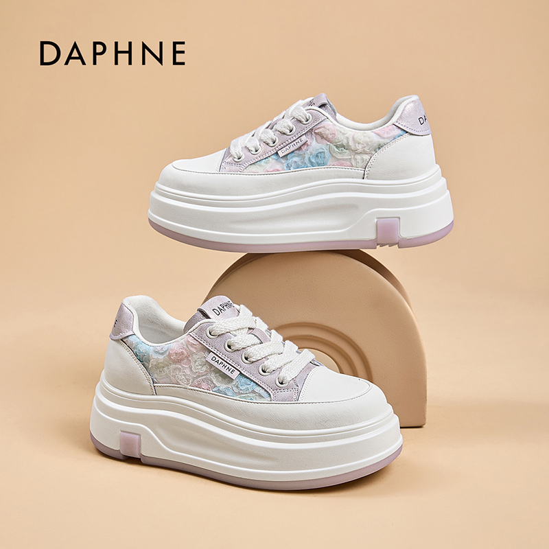 达芙妮时尚雕花透气板鞋