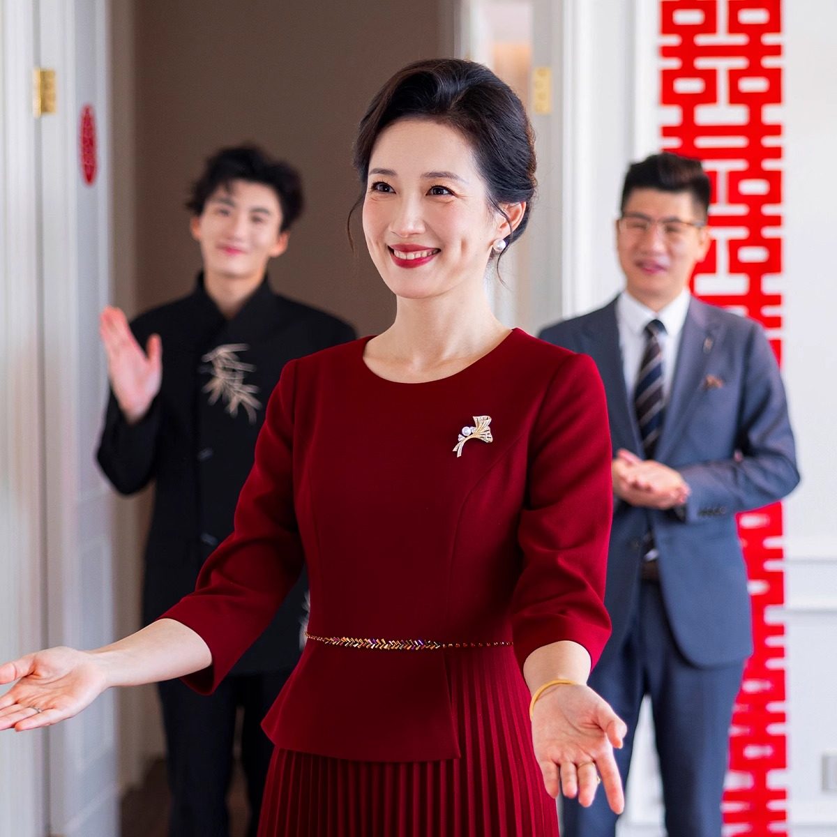 高贵年轻妈妈装结婚礼服2026春夏轻奢高级感酒红色喜婆婆婚宴装