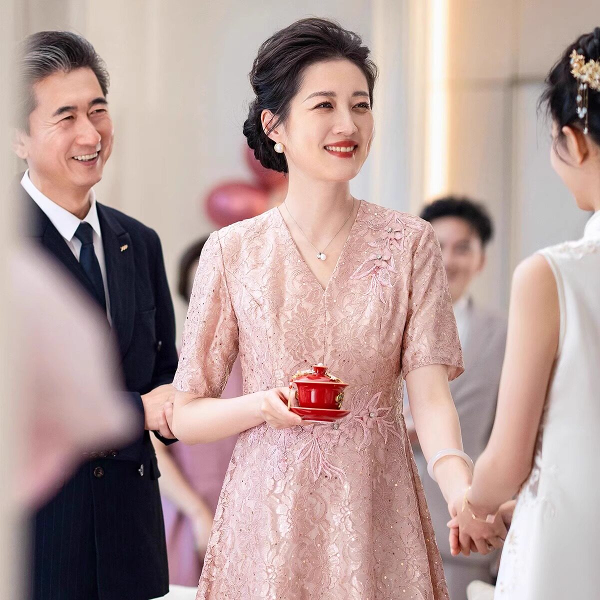 年轻妈妈婚宴礼服2026夏装新款高端气质喜婆婆宴会蕾丝洋气连衣裙