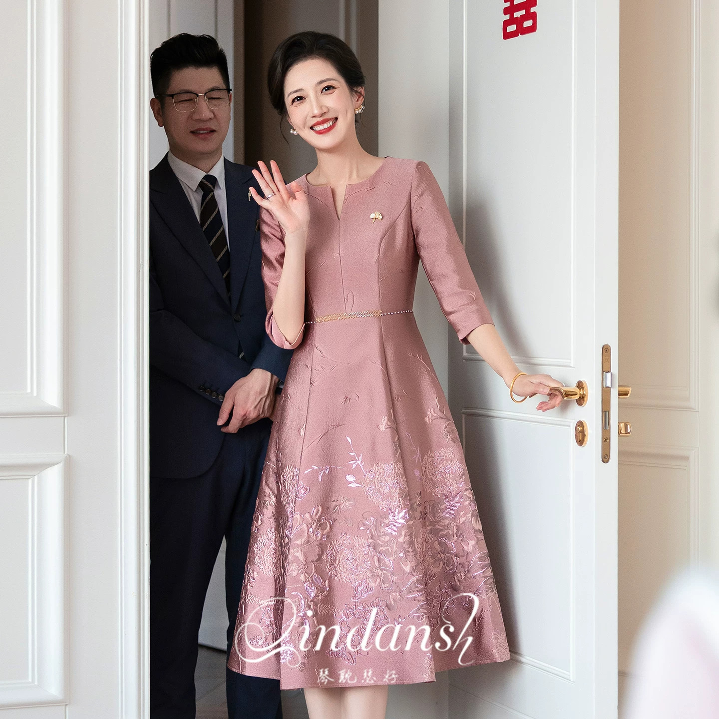 高贵年轻妈妈婚宴礼服粉色气质喜婆婆礼服高端轻奢高级感旗袍大码