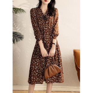 法式碎花连衣裙女春秋新款v领覆古设计感小众长袖收腰显瘦A字裙子