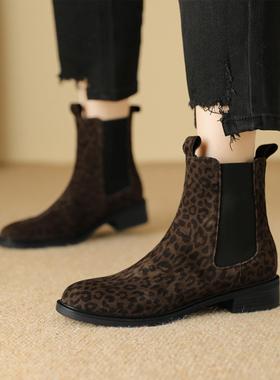 让人忍不住想靠近…高ji感呼之欲出！英伦风拼色真皮低跟短靴女