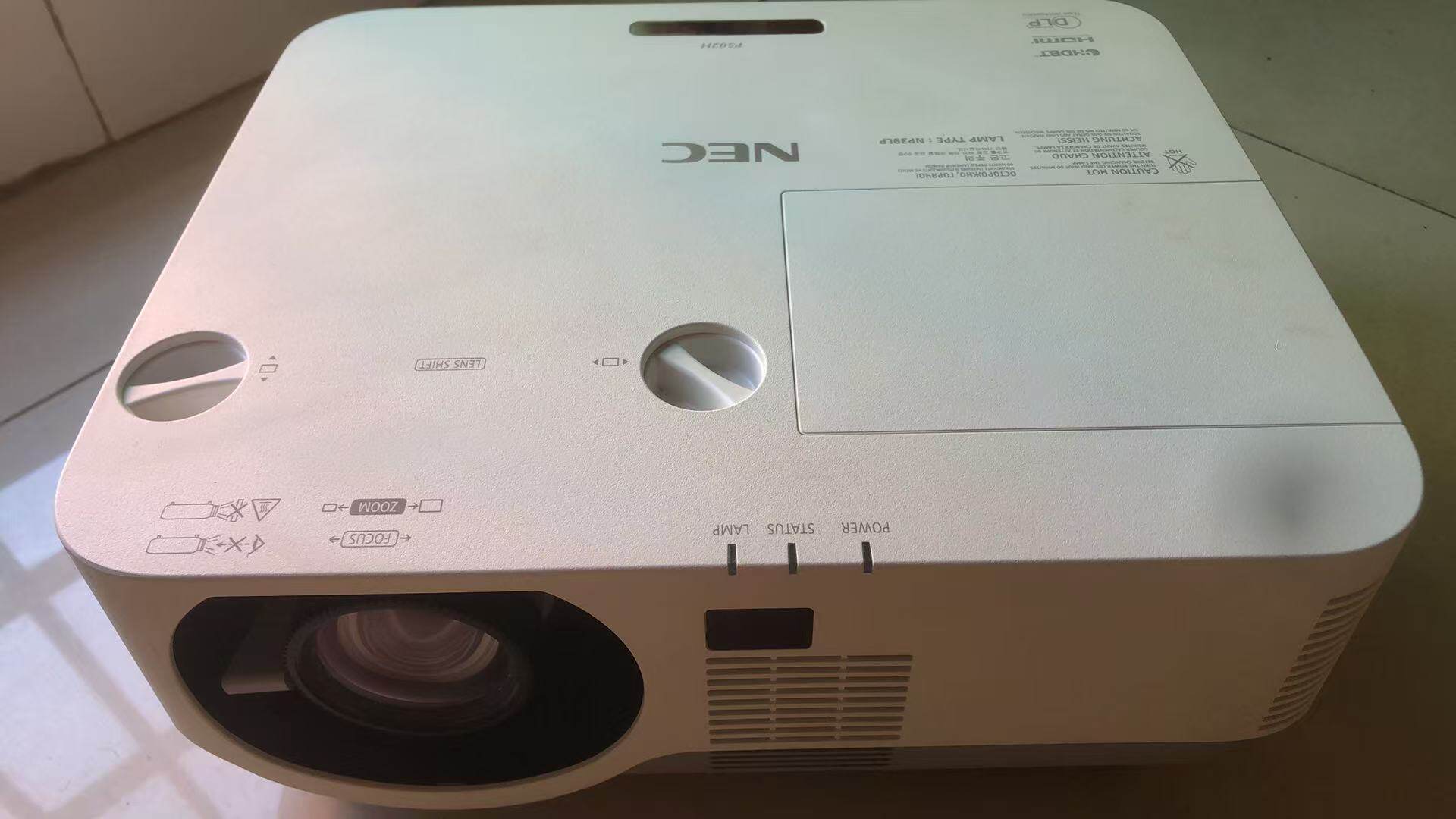 二手投影机，投影仪NEC P502H+高亮度5000流明工程机1080p白天直投双HDMI高清口。内置安卓无线蓝牙手机投屏