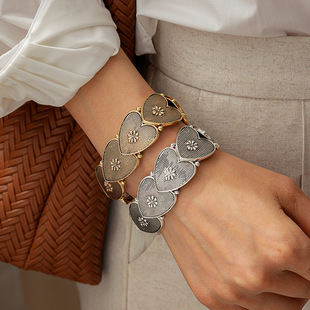 Love Splicing Bracelet 复古做旧爱心花朵拼接高弹力手链手环女