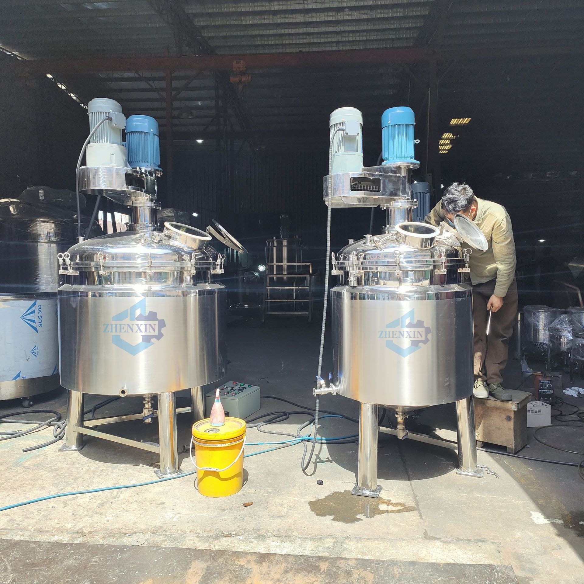 牙膏液体搅拌罐工厂 不锈钢啫喱膏拌料机 定制气密封头搅拌罐