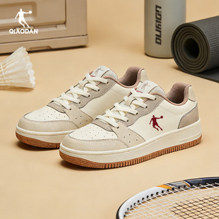 乔丹板鞋男款2026春季新款空军一号百搭休闲鞋情侣款厚底运动女鞋