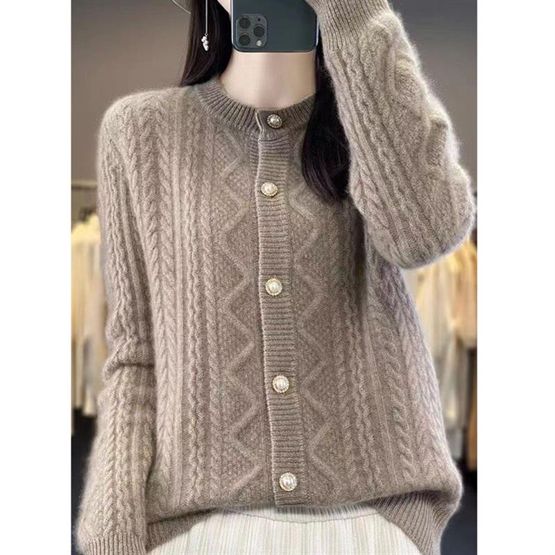 复古高级感杏色毛衣外套女秋冬宽松加厚温柔风软糯针织开衫女上衣