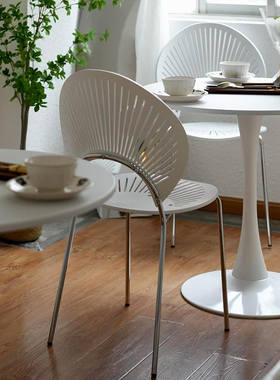 网红实木贝壳椅北欧家用ins白色餐桌椅民宿出租房奶油风靠背椅子