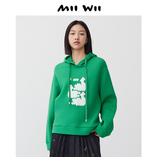 末未MIIWII24春鲜绿色薄空气层毛巾绣连帽中长卫衣S241180女士
