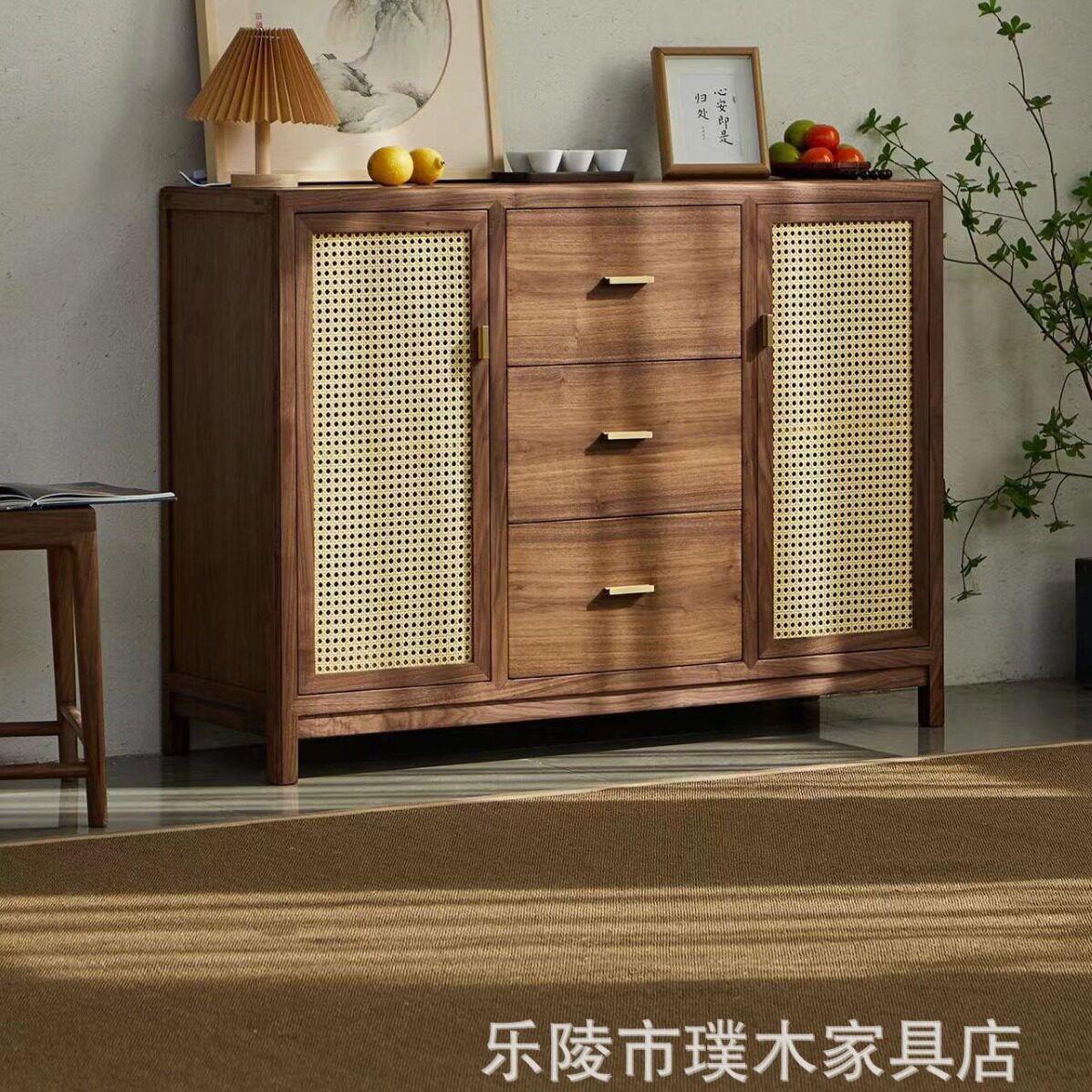 中式餐边柜实木靠墙双门置物柜现代简约黑胡桃斗柜门厅藤编玄关柜