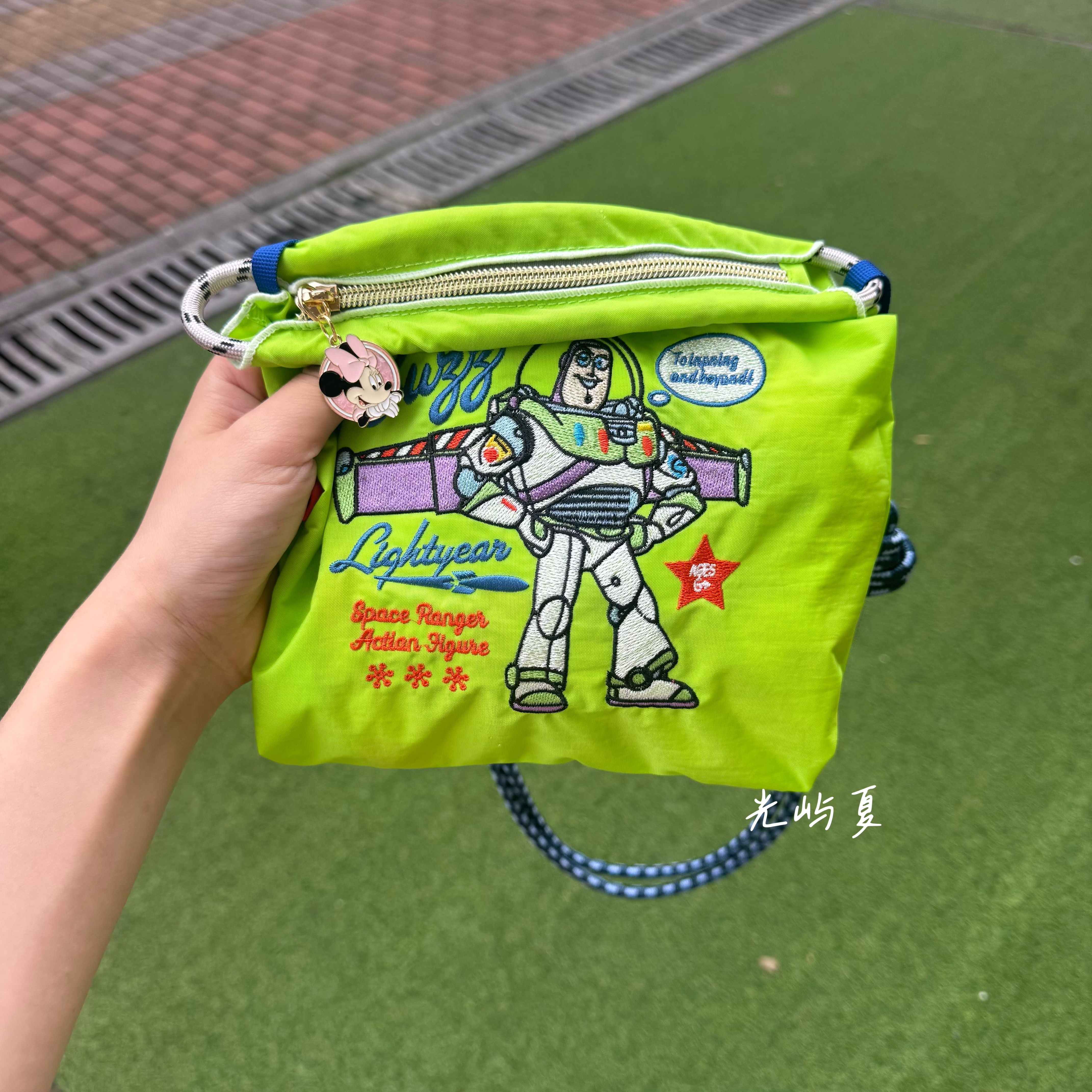 【迪士尼手機包】史迪仔尼龍刺繡拉鏈包輕便手機包通勤斜挎包女