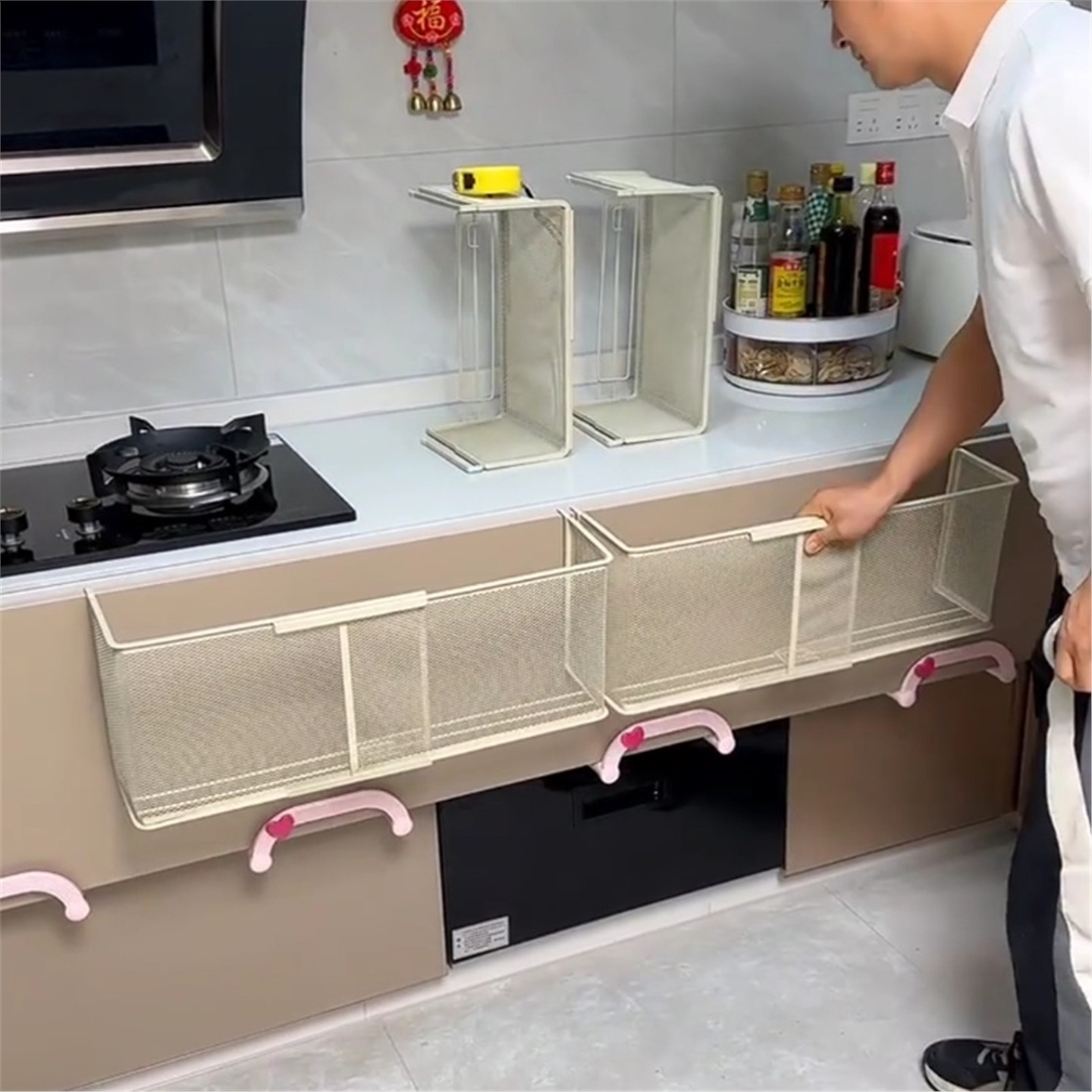 橱柜下挂架厨房可伸缩收纳挂篮免打孔多功能吊柜下分层调料置物架