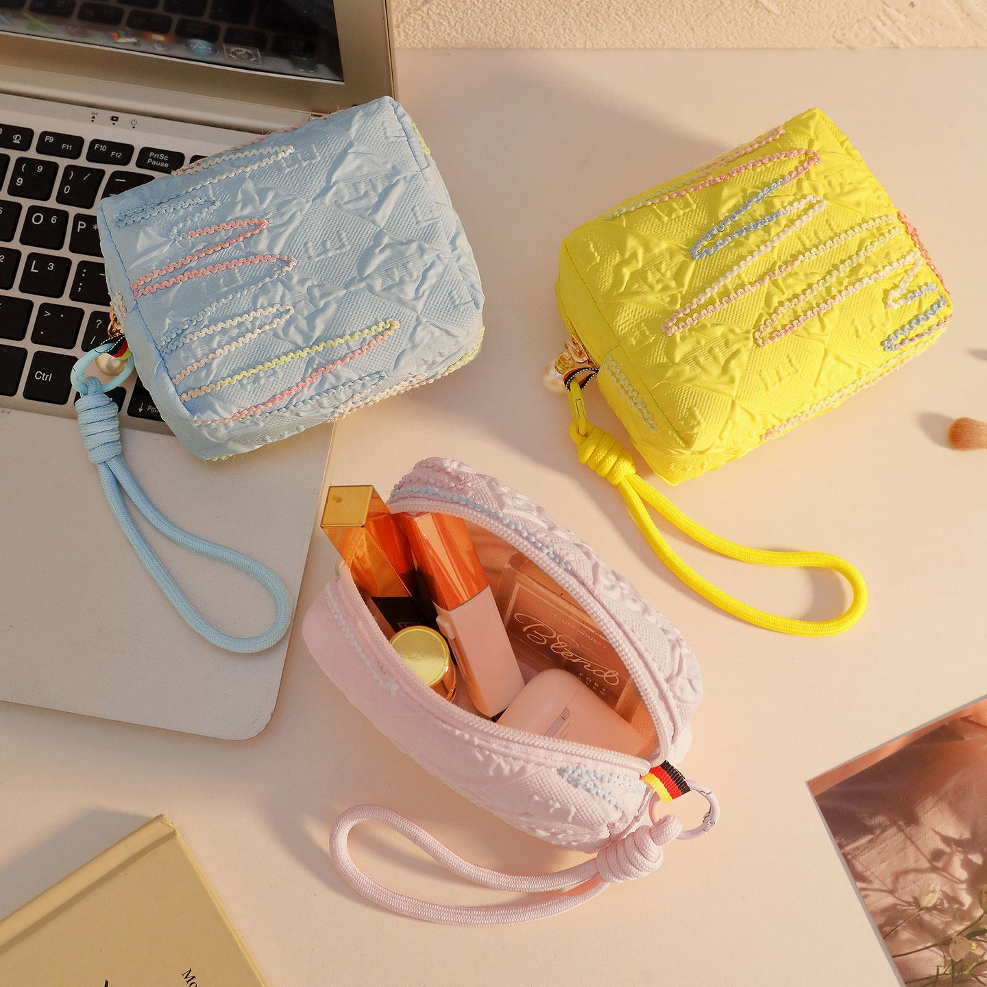 新款褶皱迷你化妆包挂绳拉链小手包卫生巾收纳包纸巾包便携姨妈包