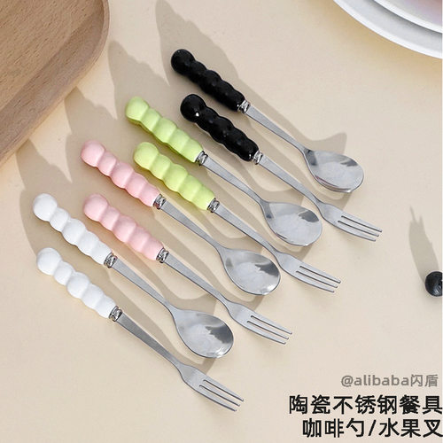 Ceramic handle coffee spoon, stainless steel dessert spoon fork, paired with a mug, mixing spoon, spoon, and compliment