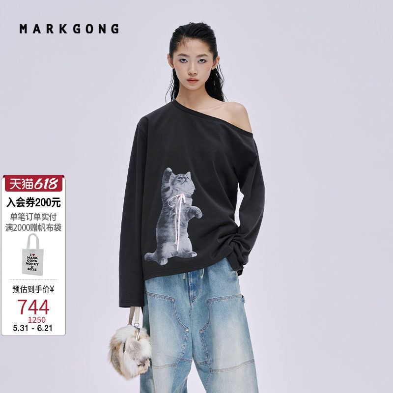 MARKGONG斜开肩小猫印花长袖T恤