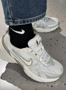 NIKE/耐克女子W NIKE V2K RUN 运动休闲跑步鞋 FD0736-006