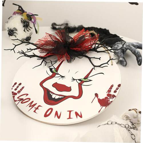 Halloween decorations clowns hang on doors and walls装饰门挂