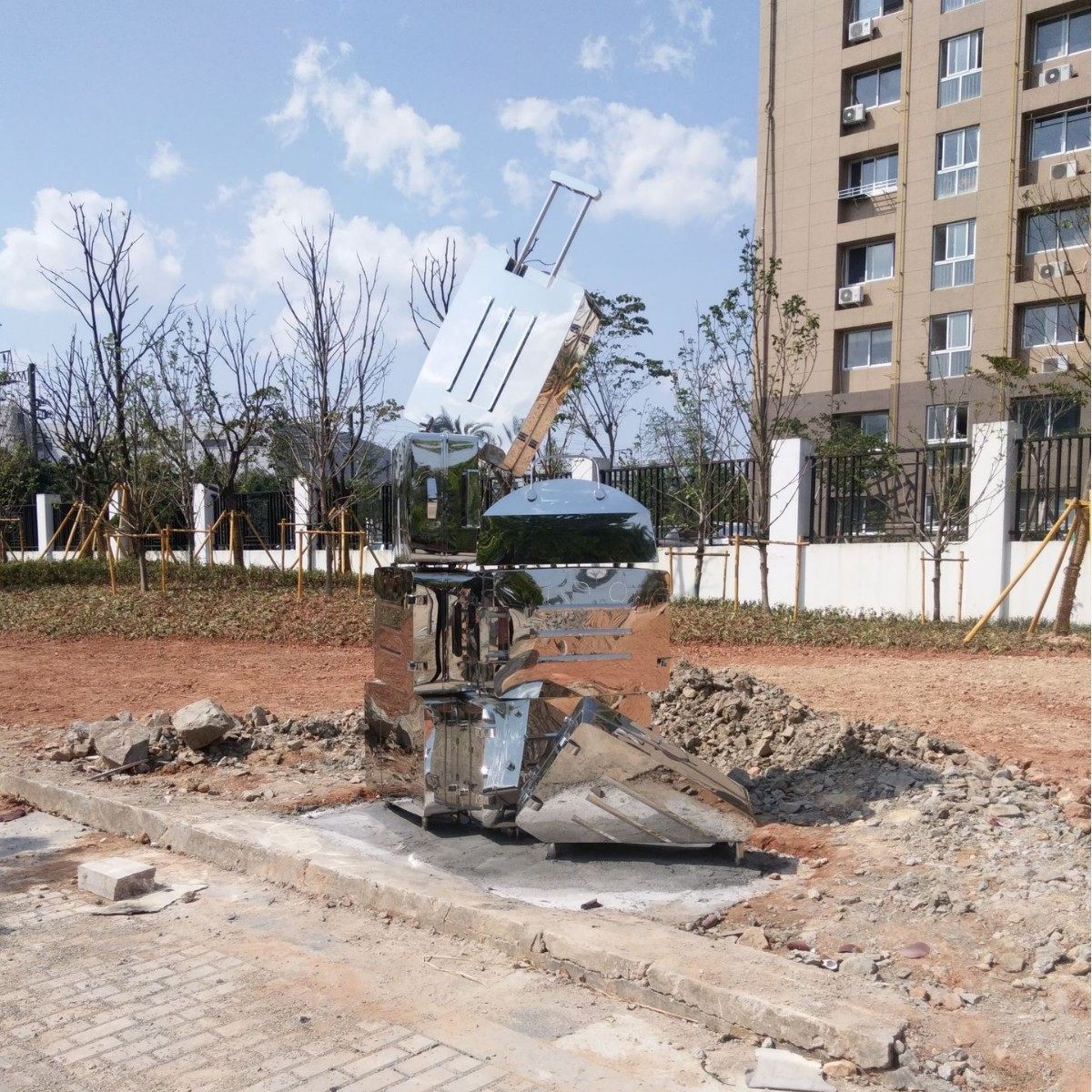 大型不锈钢箱包镜面雕塑眼镜指示牌雕塑表面烤漆厂家直销来图制作