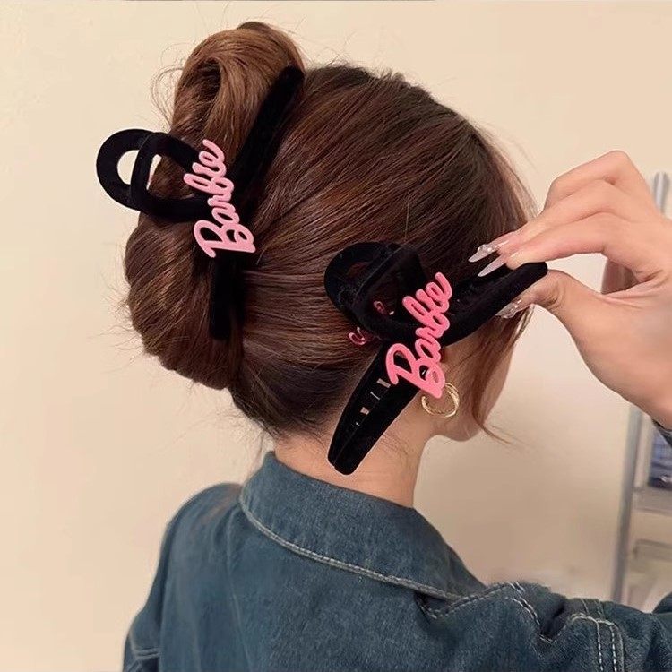 甜酷芭比粉色字母抓夹丝绒高级感发夹女后脑勺优雅气质鲨鱼夹发饰