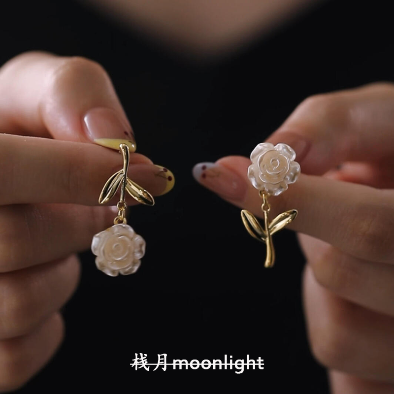 s925纯银白色山茶花不对称耳钉