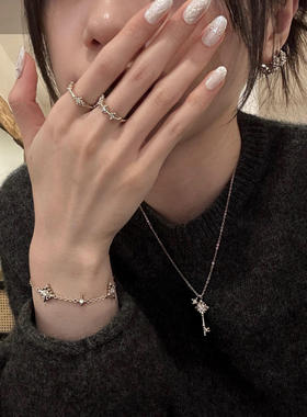 银色鸢尾花十字架项链女款轻奢高级感秋冬毛衣链精致手链小众戒指