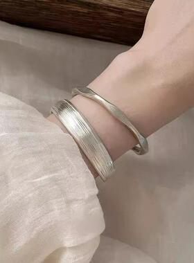 哑光感叠戴素圈手镯女轻奢小众