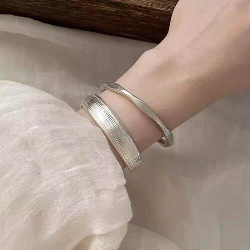 哑光感叠戴素圈手镯女轻奢小众