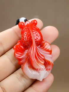 新疆和田玉鸡血玉金鱼吊坠玉石俏色金鱼毛衣链挂件