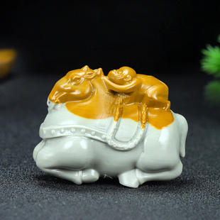 和田玉俏色原皮马上封侯手把件玉石原皮马上封侯把玩件