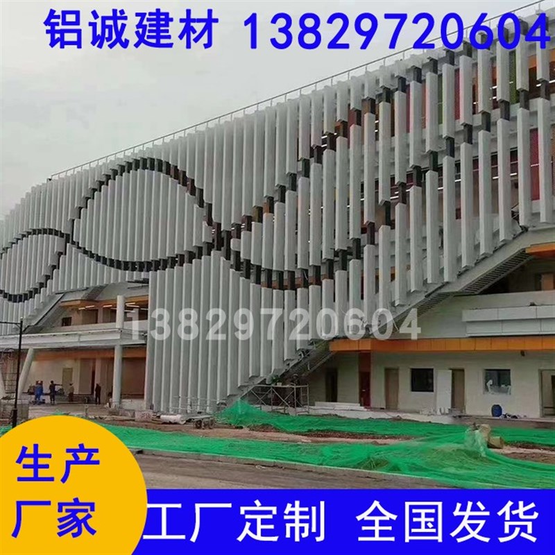 体育场四方管护栏造型 木纹色幕墙外墙造型四方铝管 金属天花方管