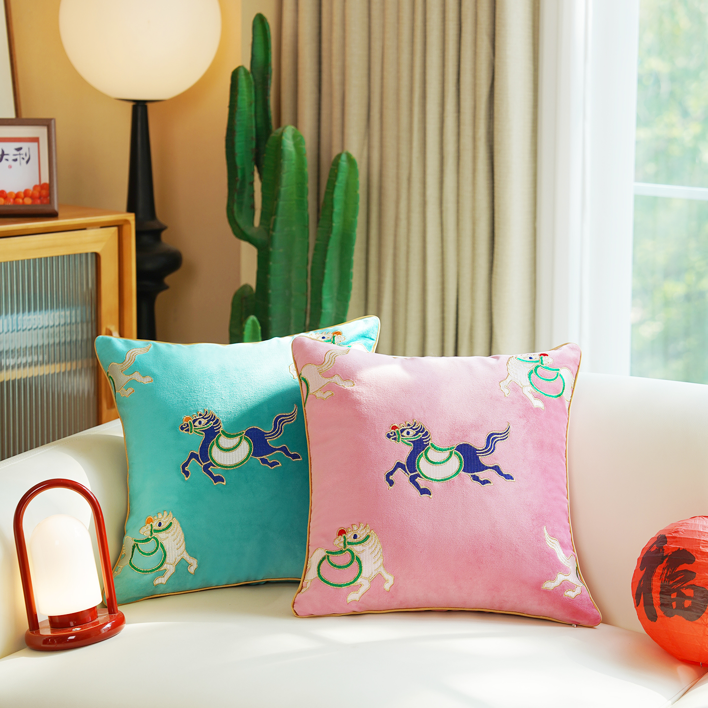 国潮风刺绣马年抱枕新中式