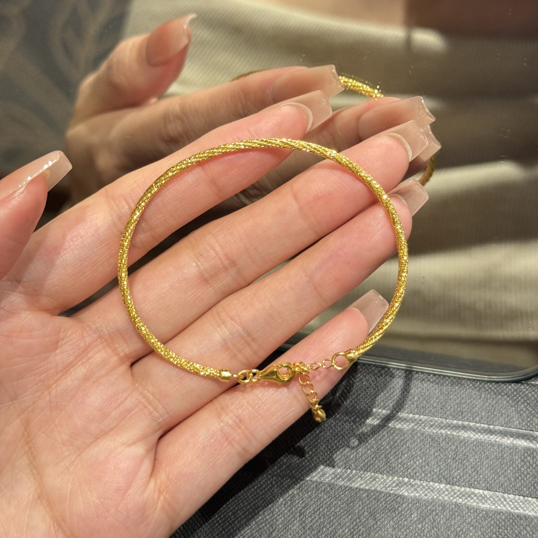 新中式时尚简约设计金色实心手镯女款小众轻奢百搭复古宫廷风手饰