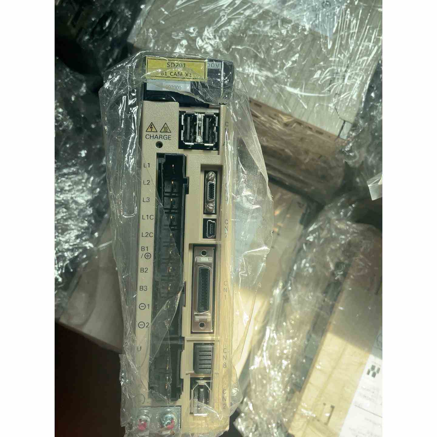 安川驱动器SGDV-R90A11B002000 外壳发黄 在，不是实价