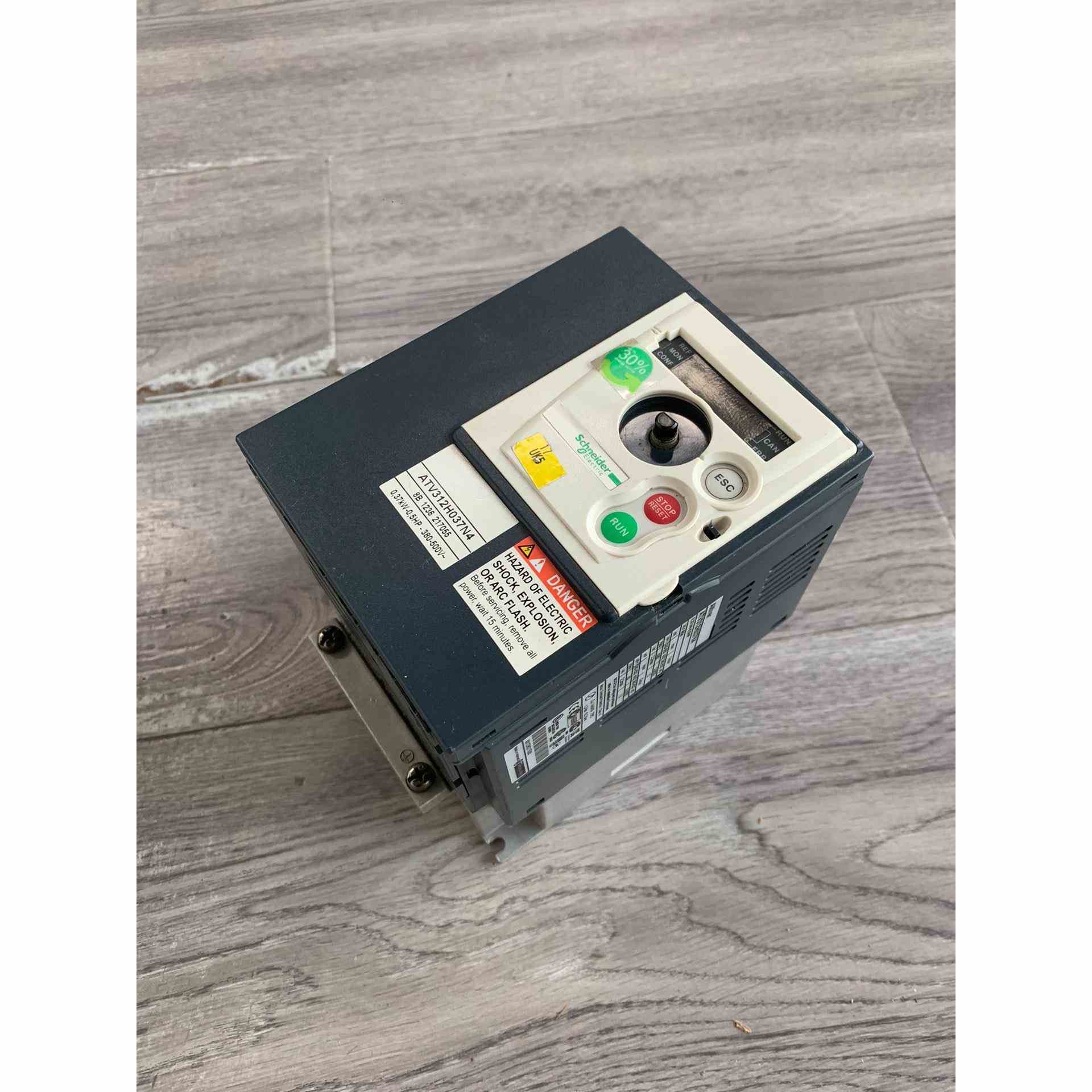 施耐德ATV312H037N4变频器0.37KW，功能包好，，不是实价