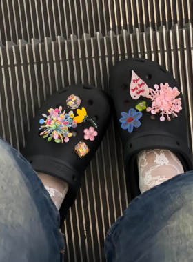 多巴胺绝美鞋花洞洞鞋配饰配白黑色高级感泡芙拖鞋diy高级感串珠