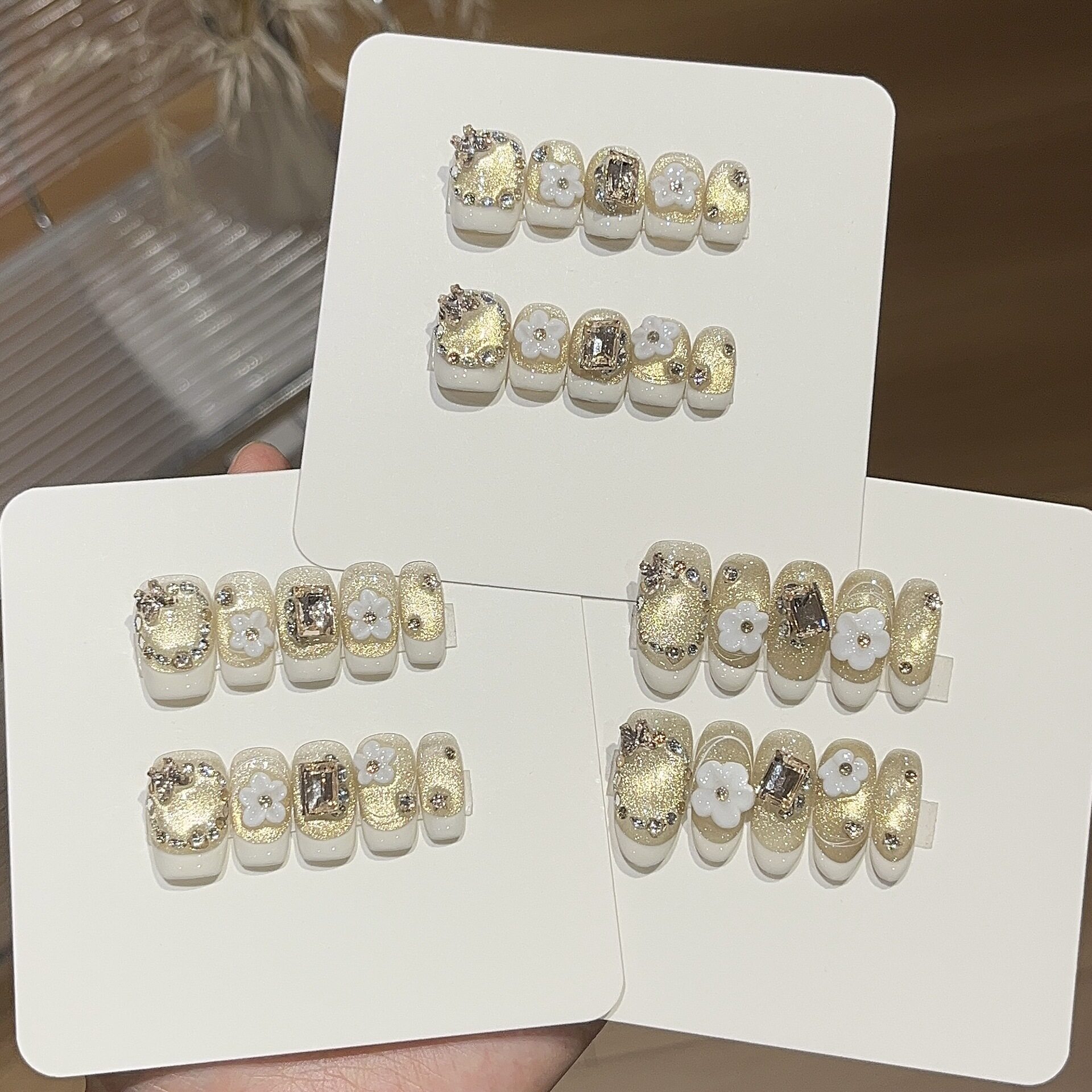 【布蕾雪芙】美甲贴片香槟金猫眼白短法雕花碎钻纯手工穿戴甲
