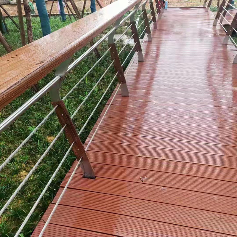 不锈钢河道钢丝绳护栏防腐木扶手304钢立柱隔离防护园林景观栏杆