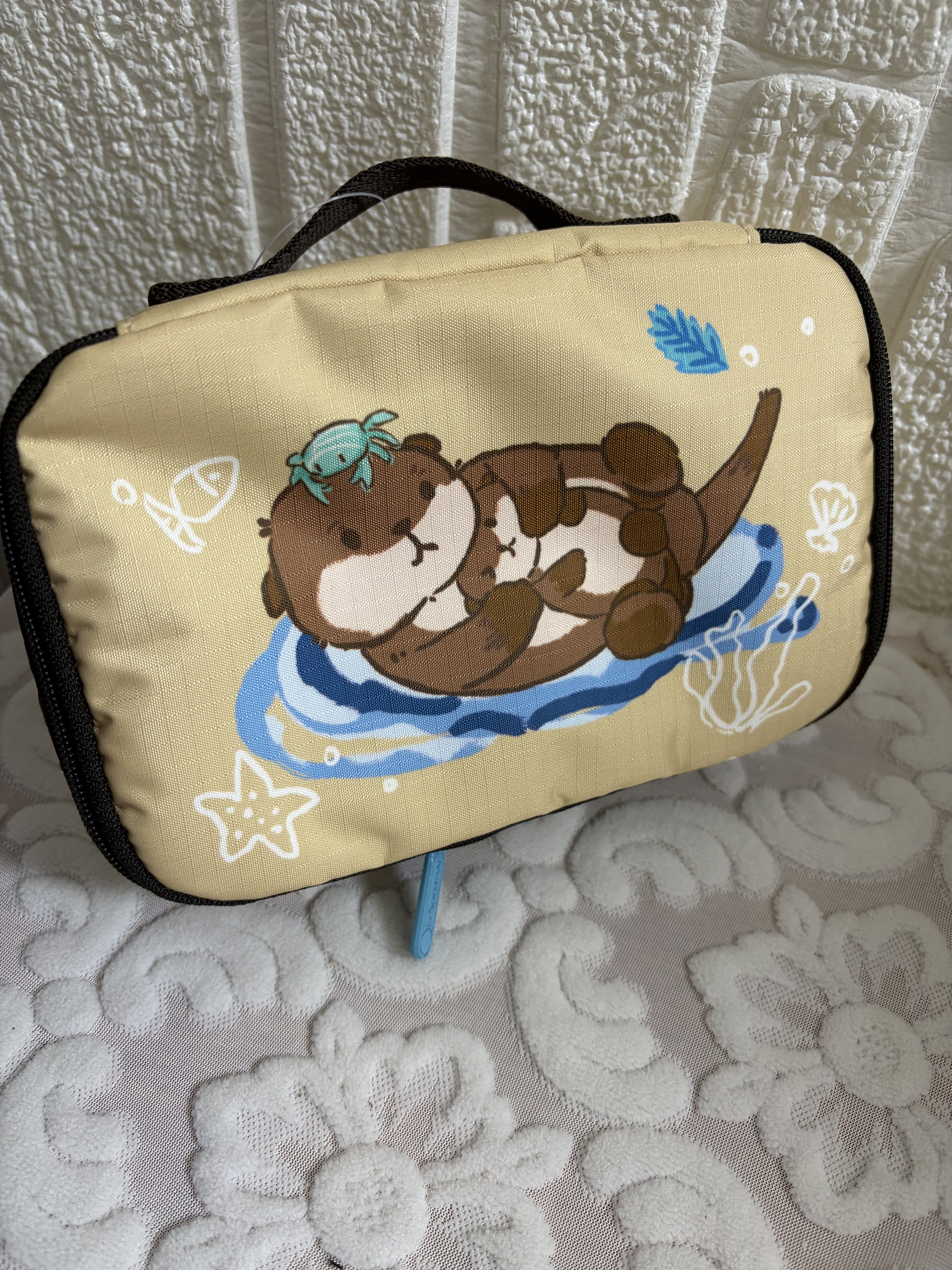 【预】小水獭刺绣收纳包加厚防磕化妆包相机包手提手拿包内胆包