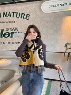 爆款山茶花围巾女秋冬新款大牌百搭高级感长款羊绒披肩围脖时尚窄