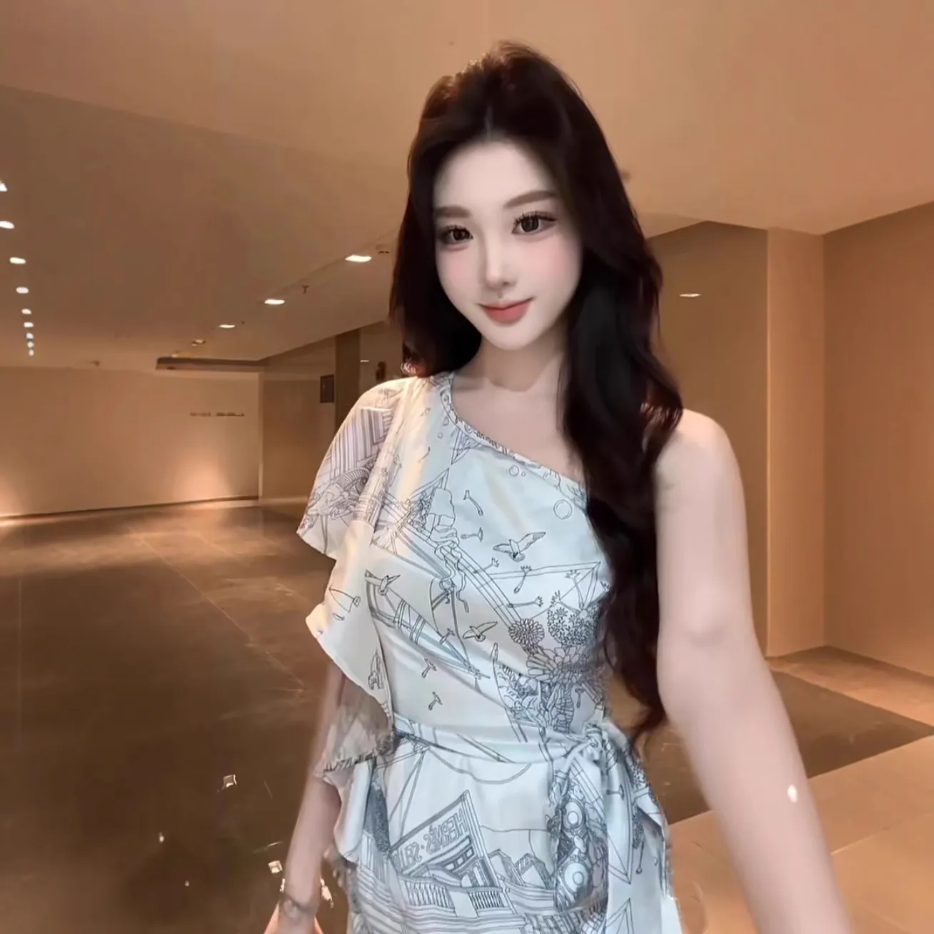 TZ6598设计感斜肩缎面短袖T恤女夏小众别致纯欲辣妹修身显瘦上衣