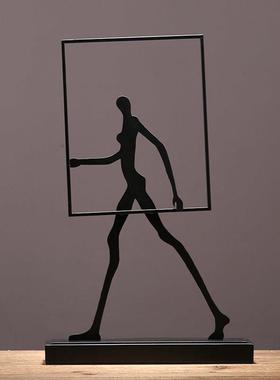 现代简约创意抽象铁艺人物摆件样板房新中式客厅书架玄关装饰摆设